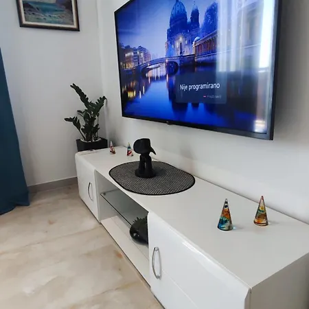 Lux Crnjanski Iv, * ג'אגודינה